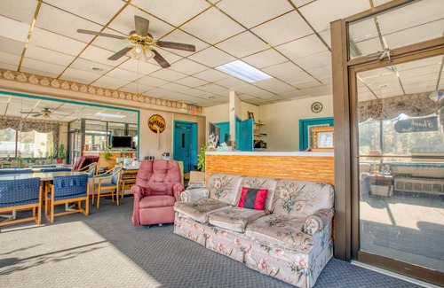 Templeton Hotel | Travelers Inn By OYO, Templeton VA