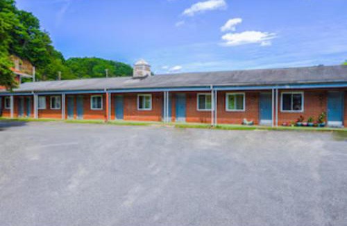 Blue Jay Hotel | Travelers Inn by OYO Beaver, Hwy 19