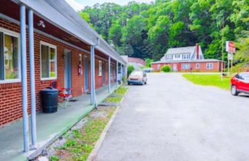Blue Jay Hotel | Travelers Inn by OYO Beaver, Hwy 19