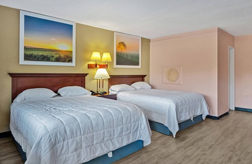 Four Oaks Hotel | Travelers Inn