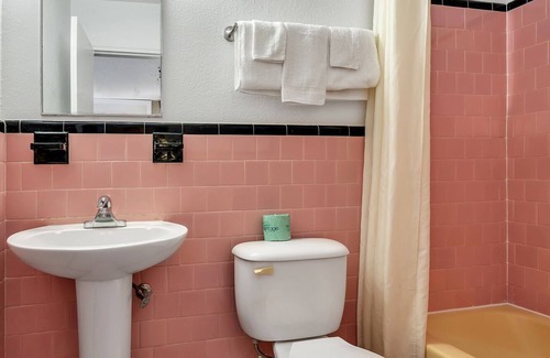 Four Oaks Hotel | Travelers Inn