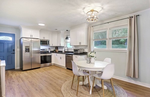 Travelers Rest Cottage | Travelers Rest Cottage close to downtown and the Swamp Rabbit Trail.