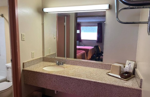 Beatrice Hotel | Travelerslodge Motel