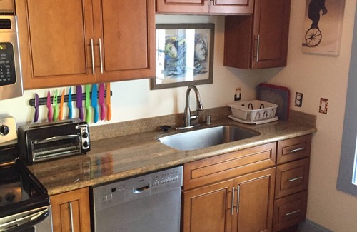 Outer Sunset Apartment | Traveling Nurses & Execs welcome! W/D, Dish, Yard, and Pets too!