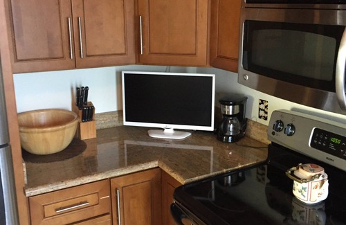 Outer Sunset Apartment | Traveling Nurses & Execs welcome! W/D, Dish, Yard, and Pets too!