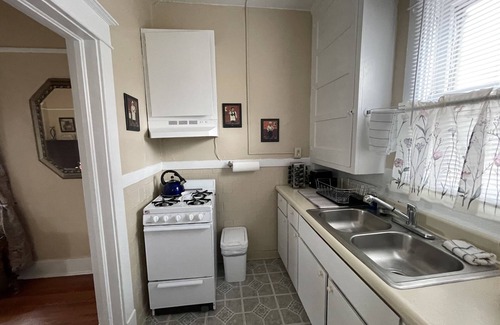 Pueblo Apartment | Traveling Professional’s Efficiency Apartment 2 Blocks from Parkview Hospital