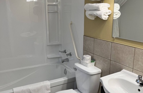 Laurentian Valley Hotel | Travellers Inn Pembroke
