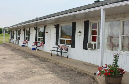 Laurentian Valley Hotel | Travellers Inn