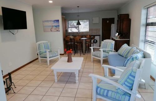 L'Agulhas House | Travellers Treat - 8 Sleeper House minutes from the beach!