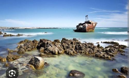 L'Agulhas House | Travellers Treat - 8 Sleeper House minutes from the beach!