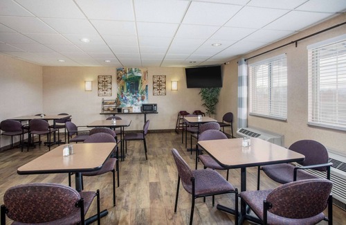 Cimarron Hills Hotel | Travelodge by Wyndham Colorado Springs Airport/Peterson SFB