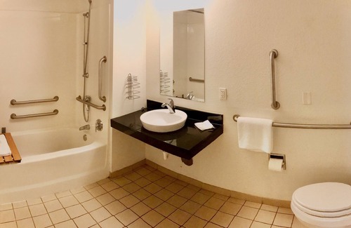 Madison Heights Hotel | Travelodge by Wyndham Madison Heights MI