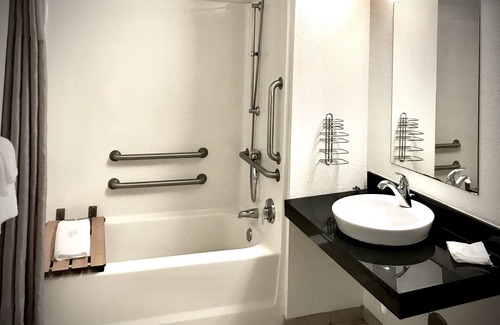Madison Heights Hotel | Travelodge by Wyndham Madison Heights MI