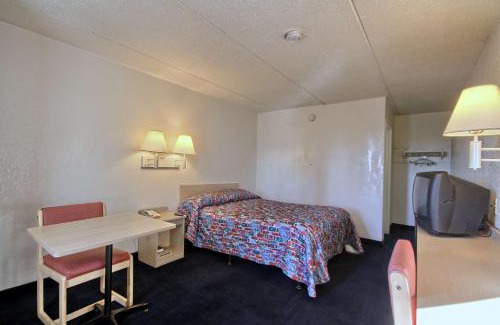 Madison Heights Hotel | Travelodge by Wyndham Madison Heights MI