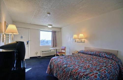 Madison Heights Hotel | Travelodge by Wyndham Madison Heights MI