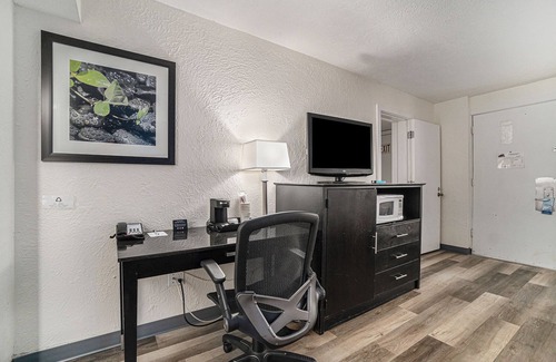 Traverse City Hotel | Travelodge by Wyndham Traverse City MI
