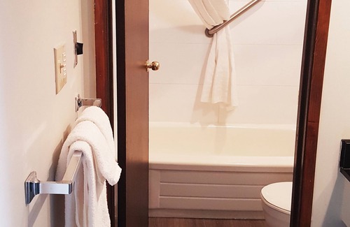 Abbotsford Hotel | Travelodge by Wyndham Abbotsford Bakerview