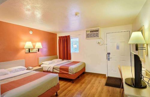Brattleboro Hotel | Travelodge by Wyndham Brattleboro VT