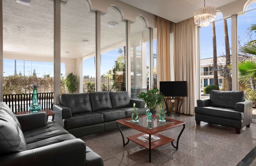 Oleander - Sunset Hotel | Travelodge by Wyndham Bakersfield