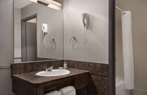 Brandon Hotel | Travelodge by Wyndham Brandon