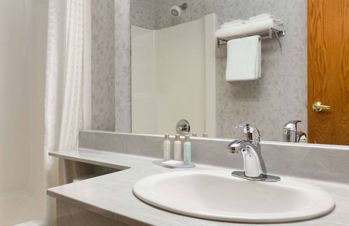 Lloydminster Hotel | Travelodge by Wyndham Lloydminster