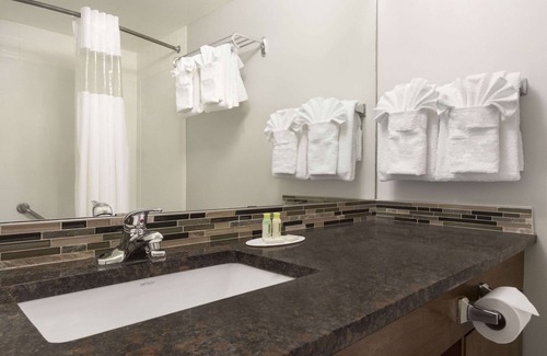 Kingsland Hotel | Travelodge by Wyndham Calgary South
