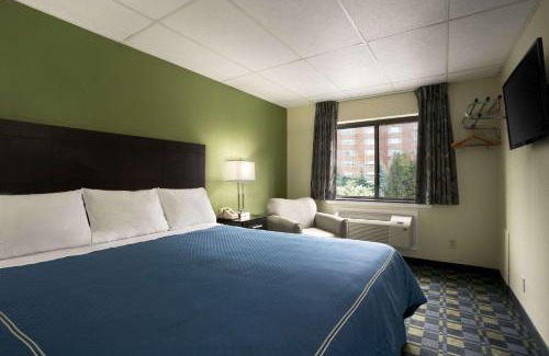 Lakewood Hotel | Travelodge by Wyndham Cleveland Lakewood