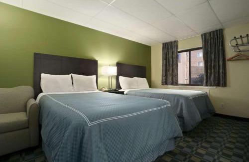 Lakewood Hotel | Travelodge by Wyndham Cleveland Lakewood