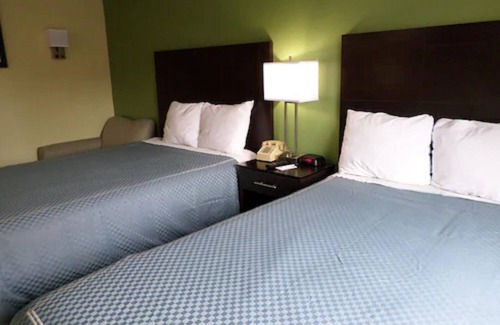 Lakewood Hotel | Travelodge by Wyndham Cleveland Lakewood