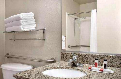 Clinton Hotel | Travelodge by Wyndham Clinton Valley West Court