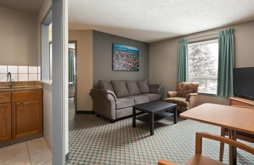 Leduc Hotel | Travelodge by Wyndham Edmonton Airport