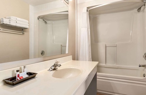 Kingston Hotel | Travelodge by Wyndham Kingston LaSalle Hotel