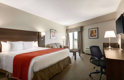 Kingston Hotel | Travelodge by Wyndham Kingston LaSalle Hotel