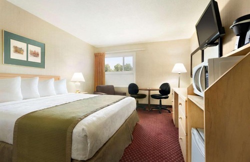 South Lethbridge Hotel | Travelodge by Wyndham Lethbridge