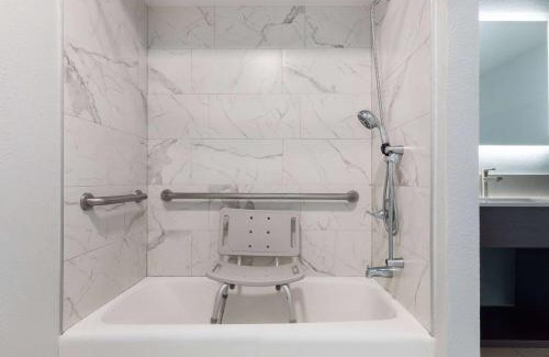 Lemoore Hotel | Travelodge by Wyndham Lemoore Near Naval Air Station