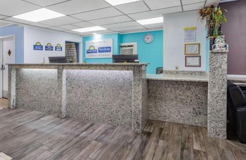Livonia Hotel | Travelodge by Wyndham Livonia Canton Novi Detroit Area