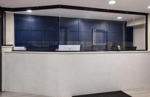 Manhasset Cabin | Travelodge by Wyndham Manhasset