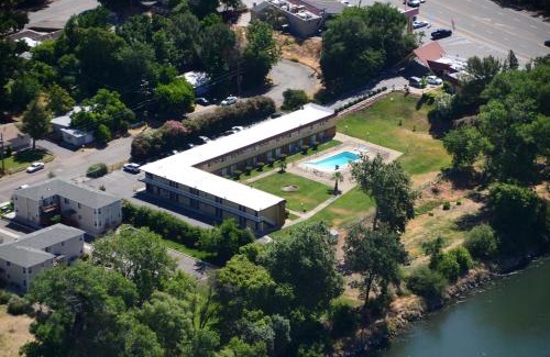 Red Bluff Cabin | Travelodge by Wyndham Red Bluff South of Redding