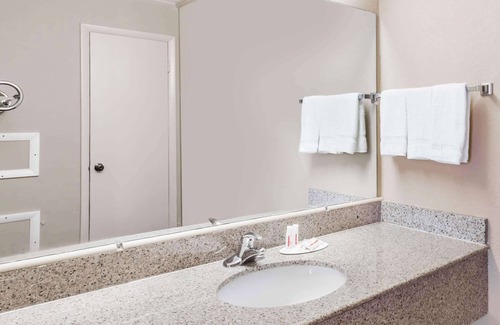 Martinsville Hotel | Travelodge by Wyndham Ridgeway Martinsville Area