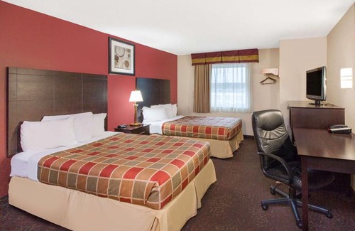 Romulus Hotel | Travelodge by Wyndham Romulus Detroit Airport