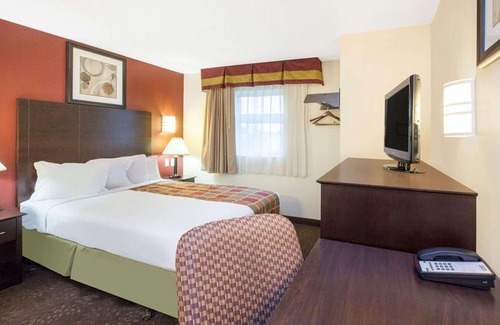 Romulus Hotel | Travelodge by Wyndham Romulus Detroit Airport