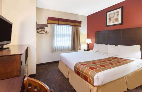 Romulus Hotel | Travelodge by Wyndham Romulus Detroit Airport