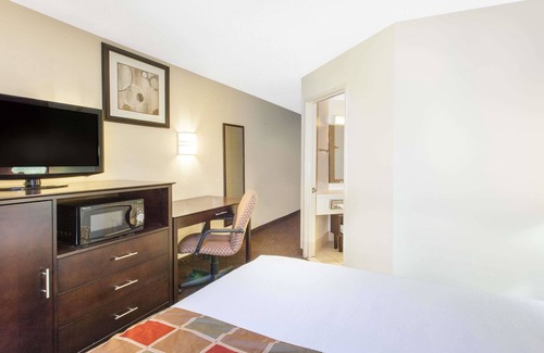 Romulus Hotel | Travelodge by Wyndham Romulus Detroit Airport