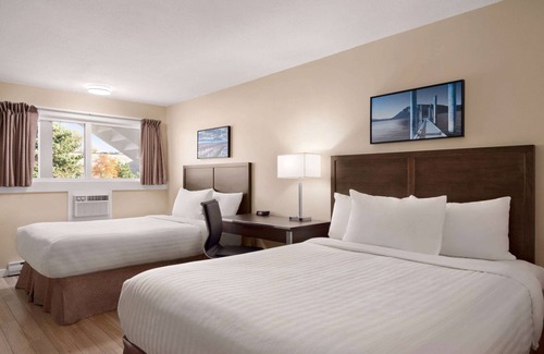 Salmon Arm Hotel | Travelodge by Wyndham Salmon Arm