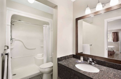 Salmon Arm Hotel | Travelodge by Wyndham Salmon Arm