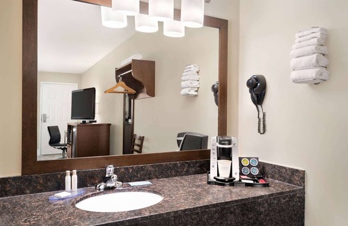 Salmon Arm Hotel | Travelodge by Wyndham Salmon Arm