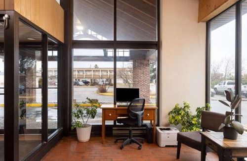 Thunder Bay Hotel | Travelodge by Wyndham Thunder Bay ON