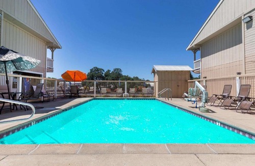 Altaville Hotel | Travelodge by Wyndham Angels Camp CA