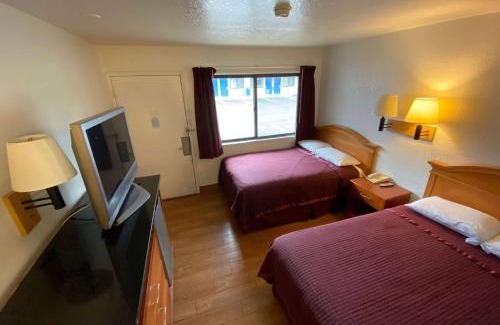Alpine Center Hotel | Travelodge by Wyndham Grand Rapids North