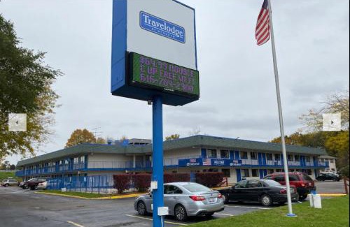Alpine Center Hotel | Travelodge by Wyndham Grand Rapids North